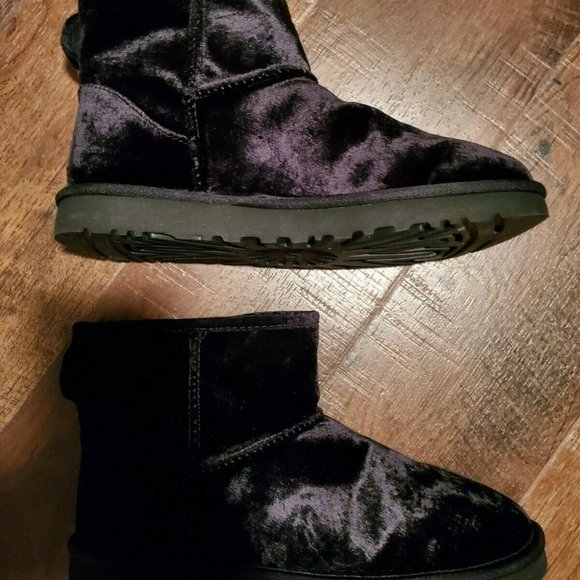 Ugg Women's Size US 8 Classic Mini II Ankle Boot Black Sheepskin Suede New - Picture 4 of 13